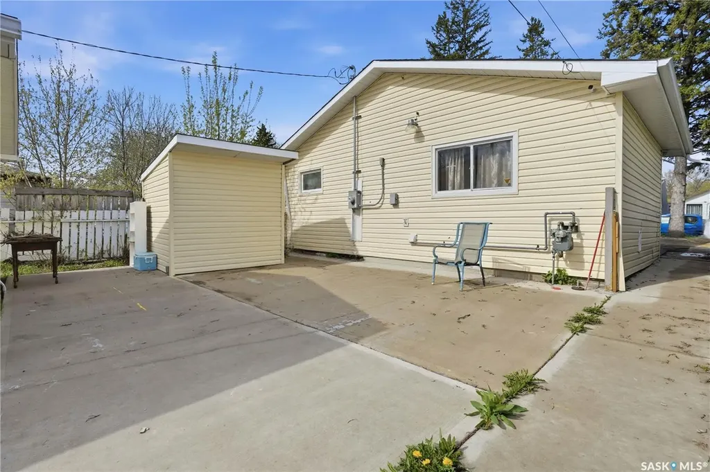 1233 Queen Street Regina SK S4T 4B5