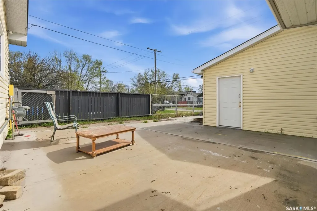 1233 Queen Street Regina SK S4T 4B5