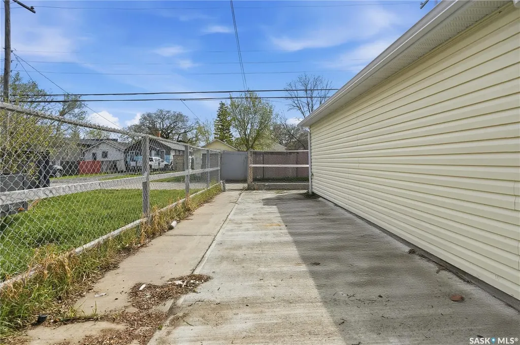 1233 Queen Street Regina SK S4T 4B5