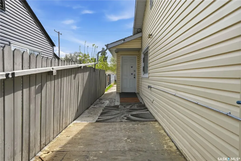 1233 Queen Street Regina SK S4T 4B5