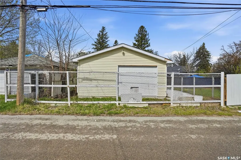 1233 Queen Street Regina SK S4T 4B5