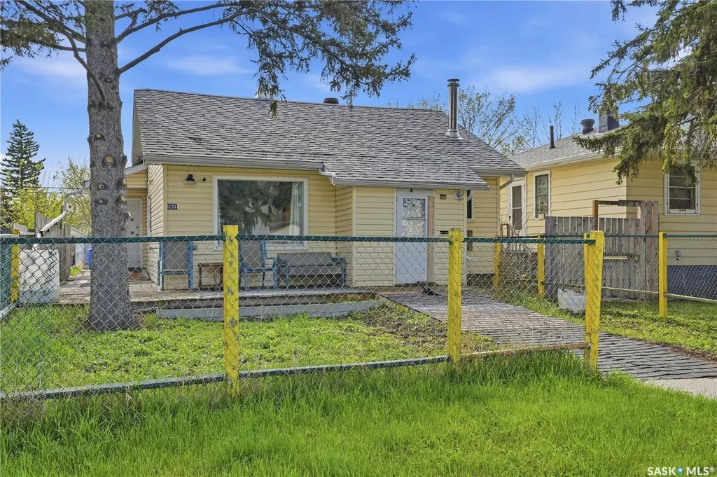 1233 Queen Street Regina SK S4T 4B5