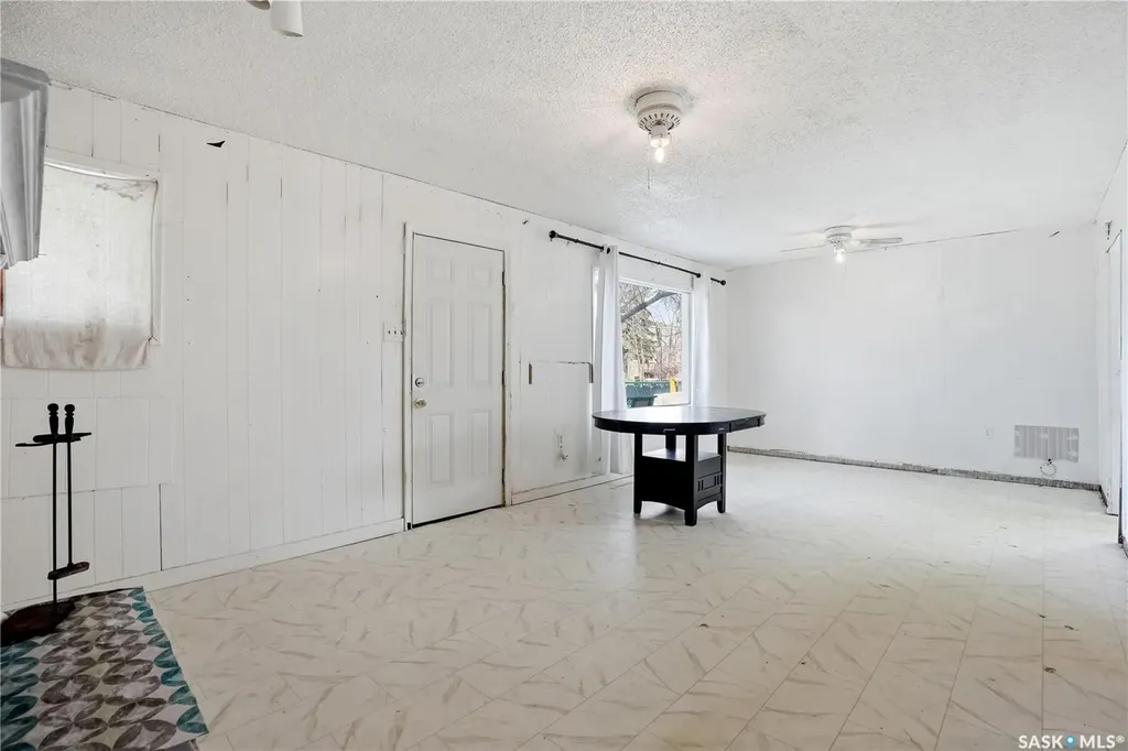 1233 Queen Street Regina SK S4T 4B5