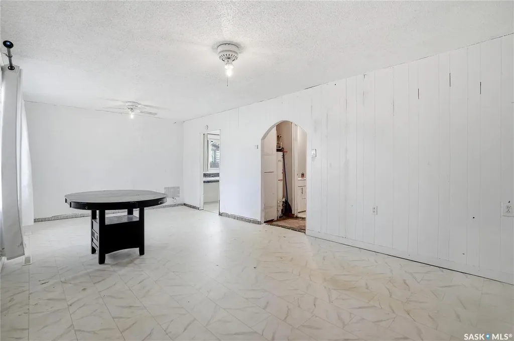 1233 Queen Street Regina SK S4T 4B5