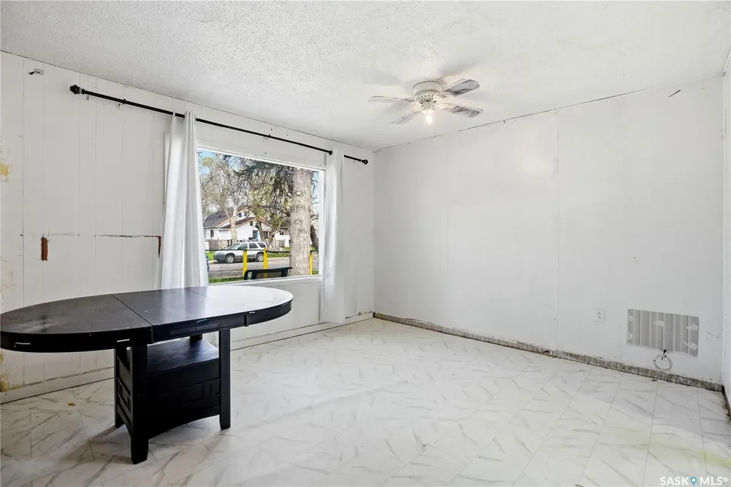 1233 Queen Street Regina SK S4T 4B5