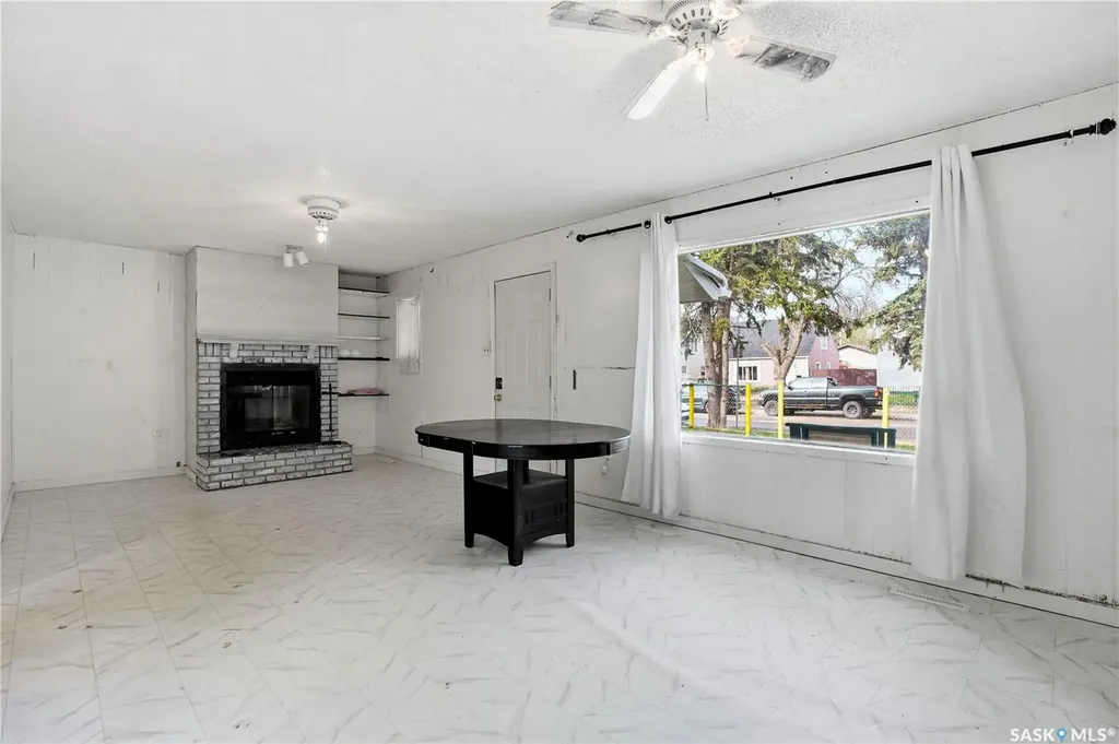 1233 Queen Street Regina SK S4T 4B5