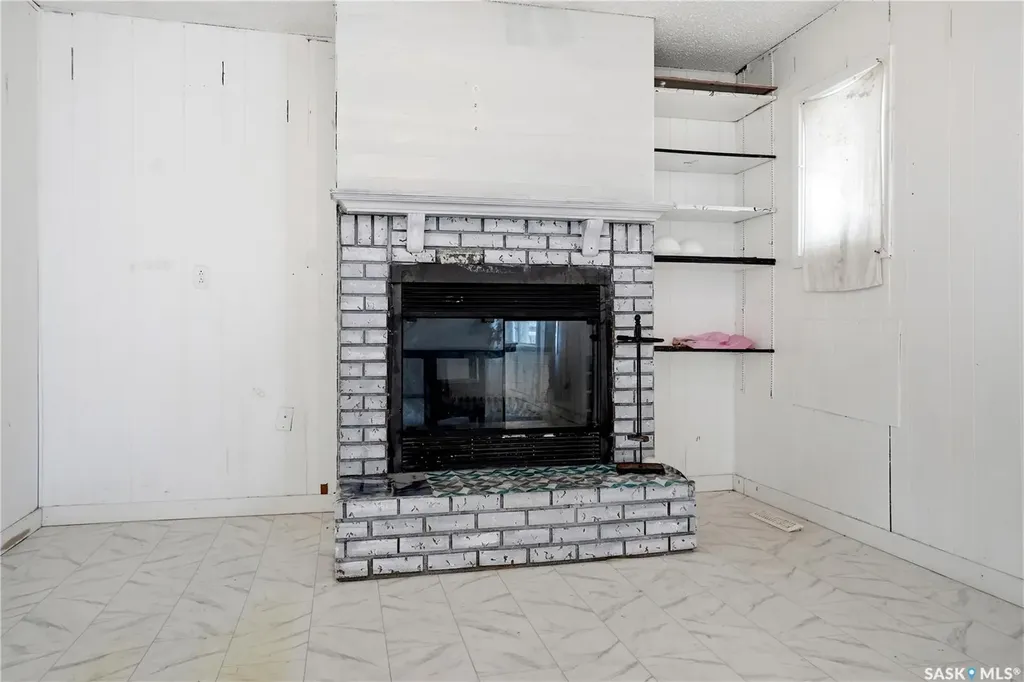 1233 Queen Street Regina SK S4T 4B5