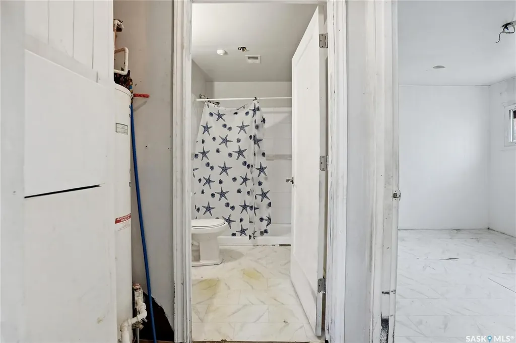1233 Queen Street Regina SK S4T 4B5