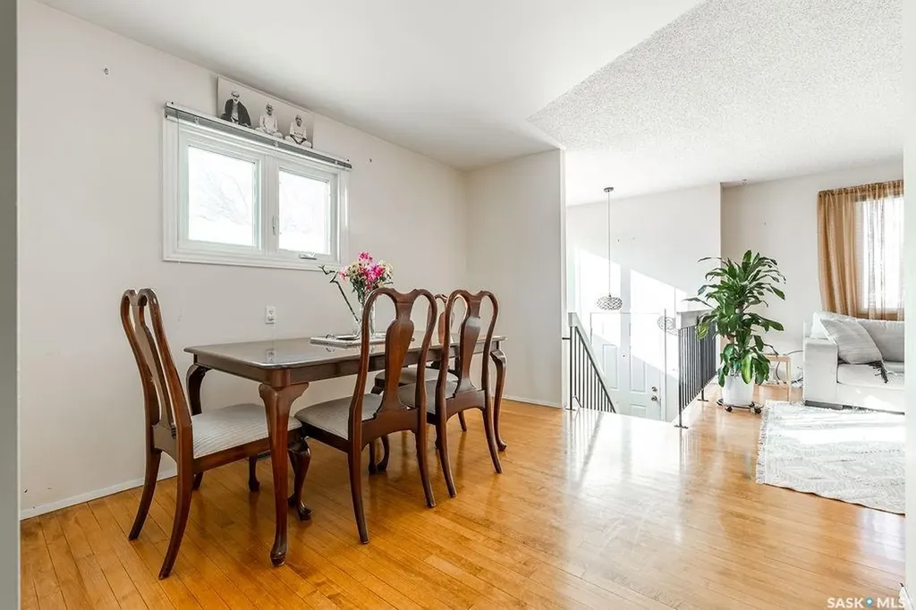 724 M Avenue S Saskatoon SK S7M 2L4