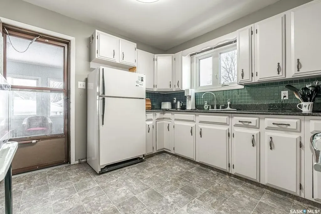 724 M Avenue S Saskatoon SK S7M 2L4