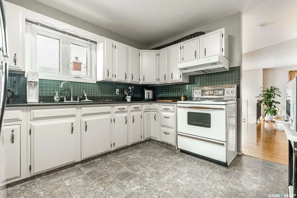 724 M Avenue S Saskatoon SK S7M 2L4