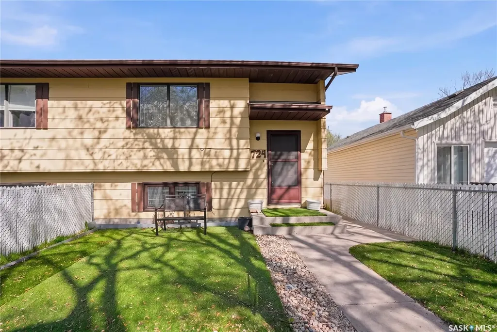 724 M Avenue S Saskatoon SK S7M 2L4