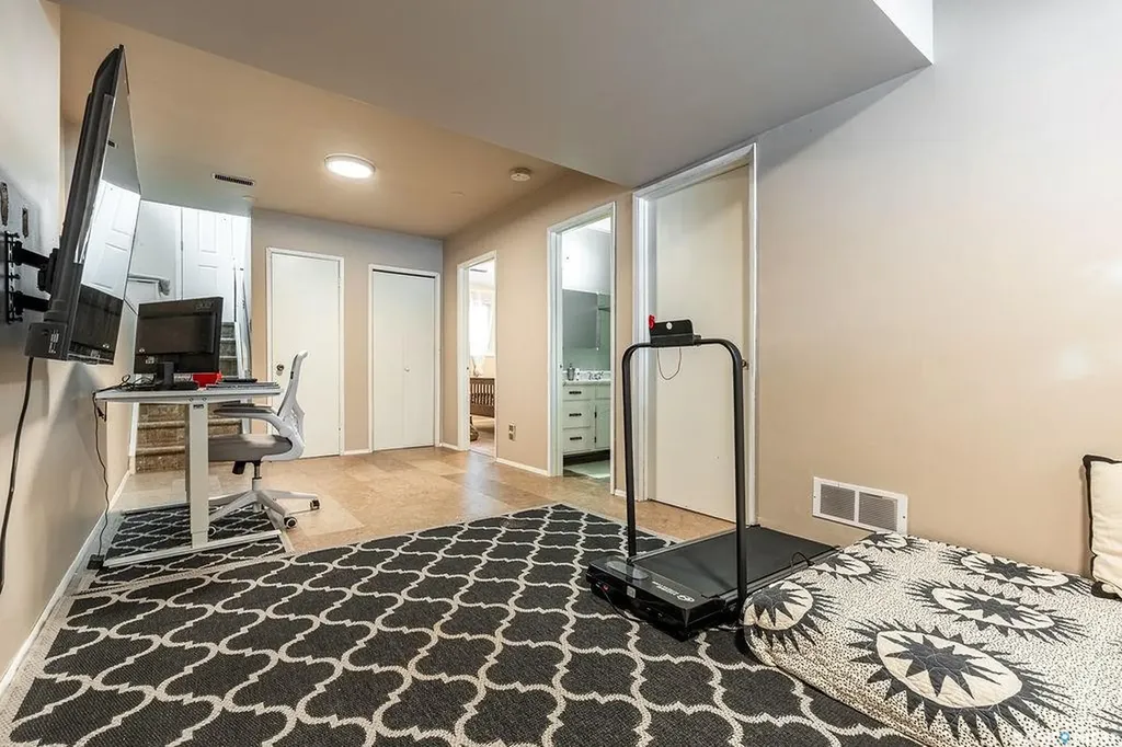 724 M Avenue S Saskatoon SK S7M 2L4