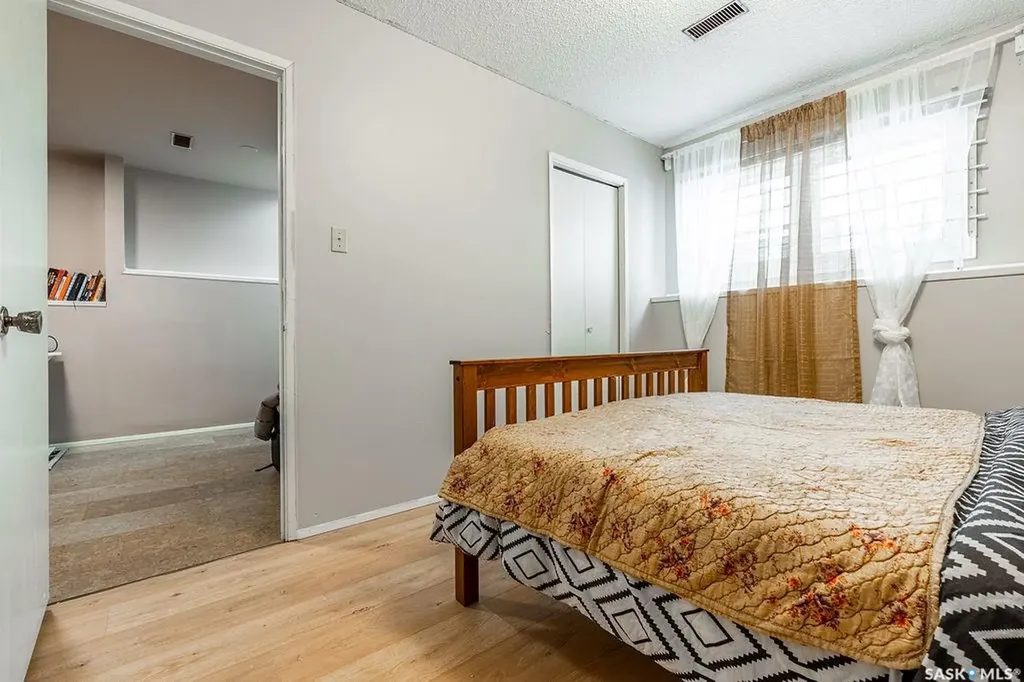 724 M Avenue S Saskatoon SK S7M 2L4