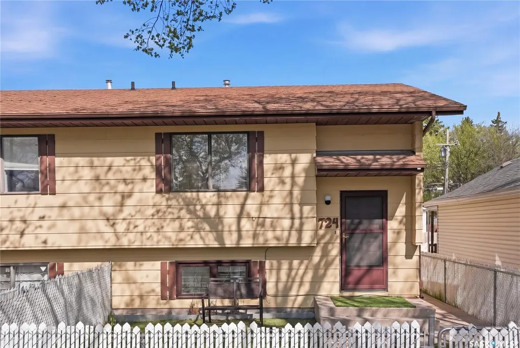 724 M Avenue S Saskatoon SK S7M 2L4