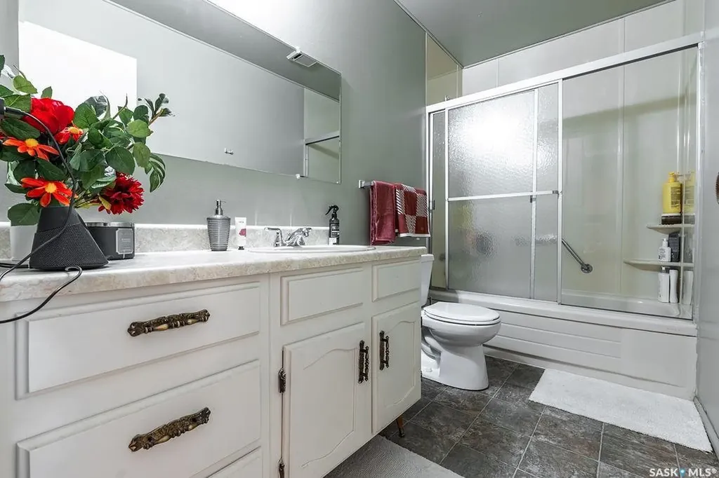 724 M Avenue S Saskatoon SK S7M 2L4
