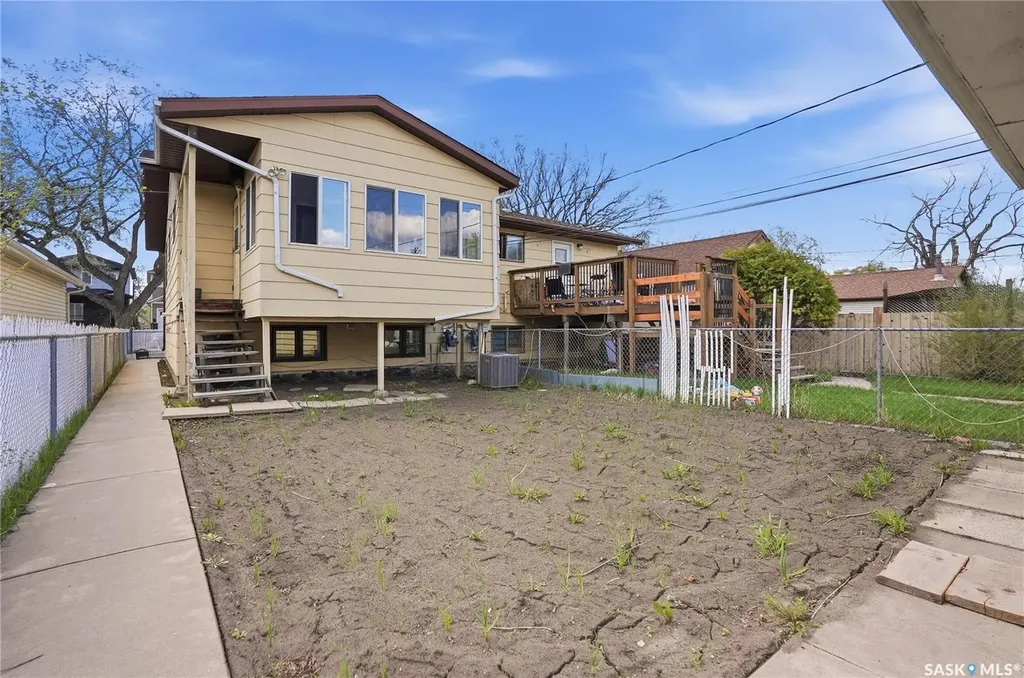 724 M Avenue S Saskatoon SK S7M 2L4