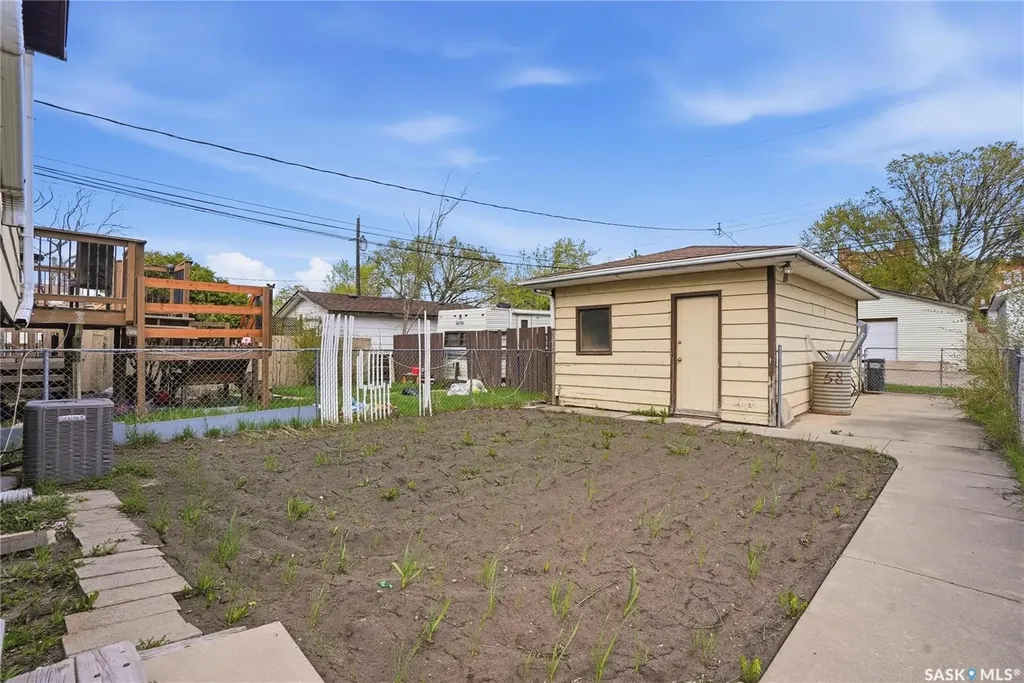 724 M Avenue S Saskatoon SK S7M 2L4