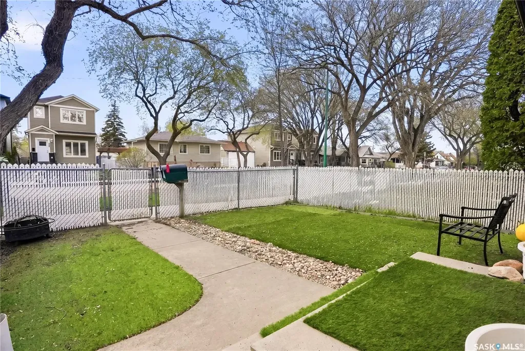 724 M Avenue S Saskatoon SK S7M 2L4