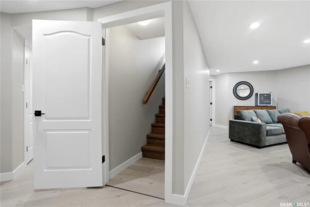 3283 Thames Crescent E Regina SK S4V 2Y1