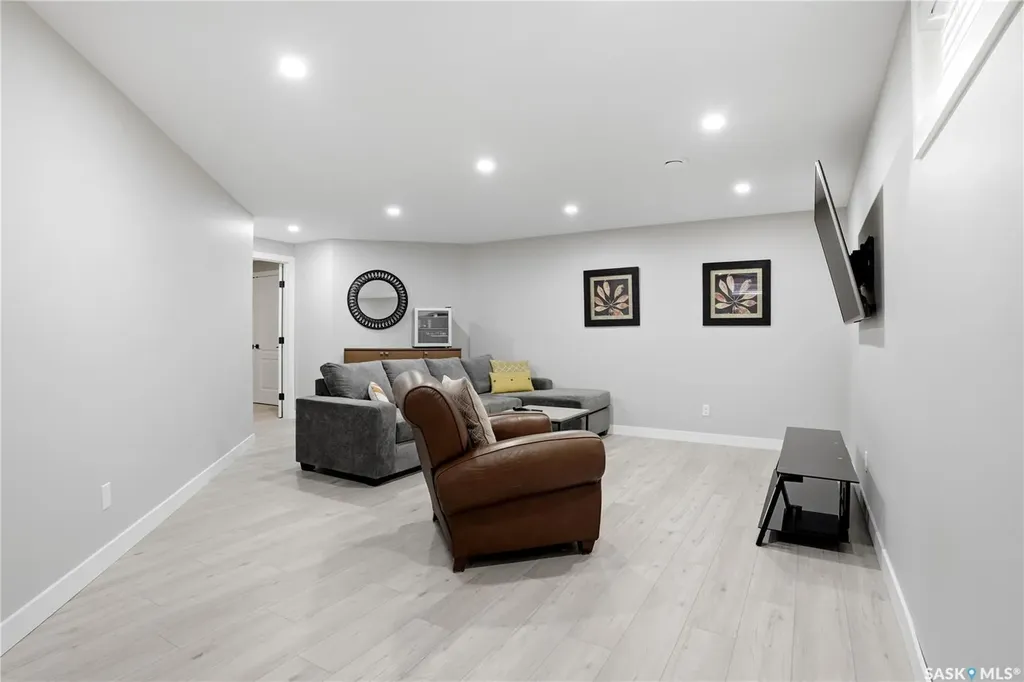 3283 Thames Crescent E Regina SK S4V 2Y1