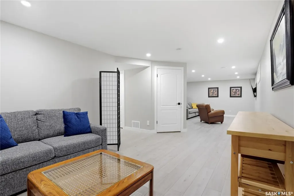 3283 Thames Crescent E Regina SK S4V 2Y1