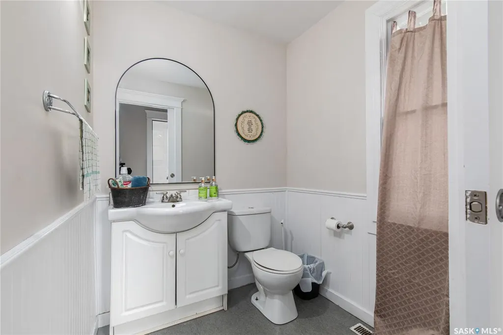 1059 Willow Avenue Moose Jaw SK S6H 1G5