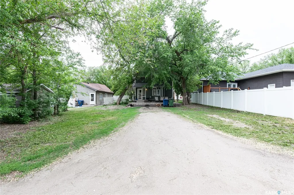 1059 Willow Avenue Moose Jaw SK S6H 1G5