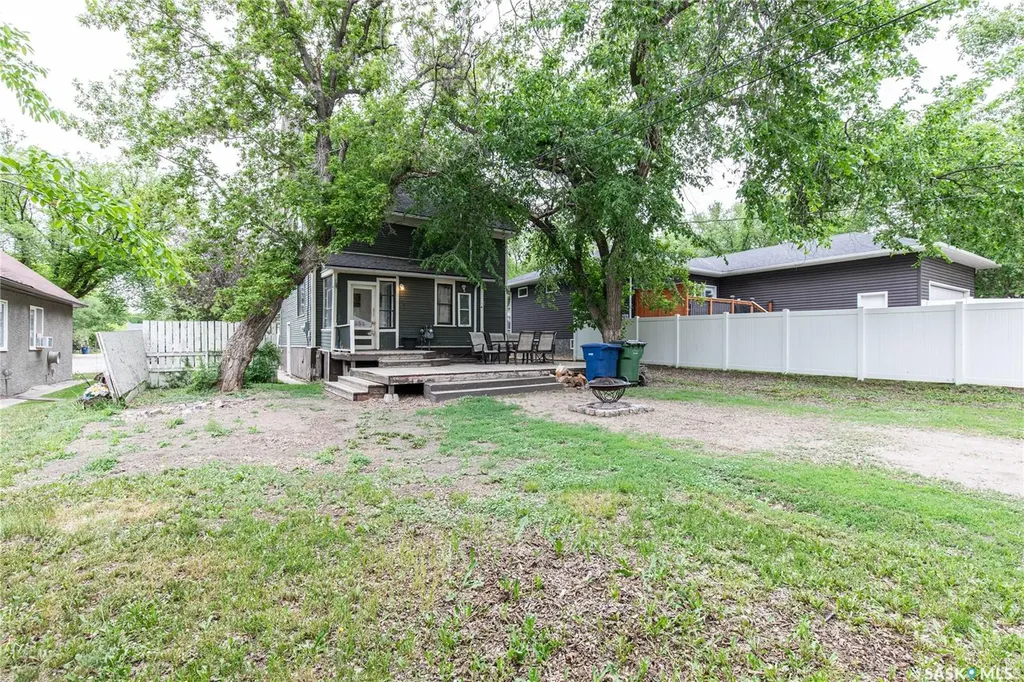 1059 Willow Avenue Moose Jaw SK S6H 1G5