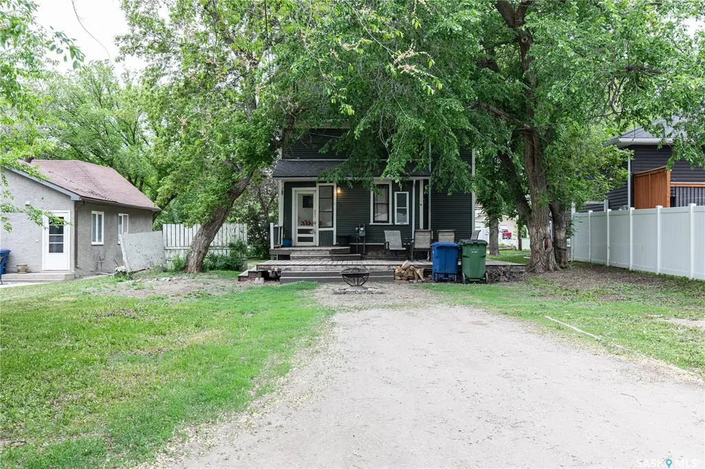 1059 Willow Avenue Moose Jaw SK S6H 1G5