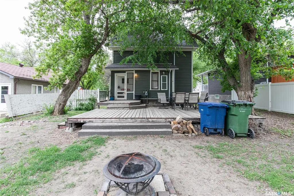 1059 Willow Avenue Moose Jaw SK S6H 1G5