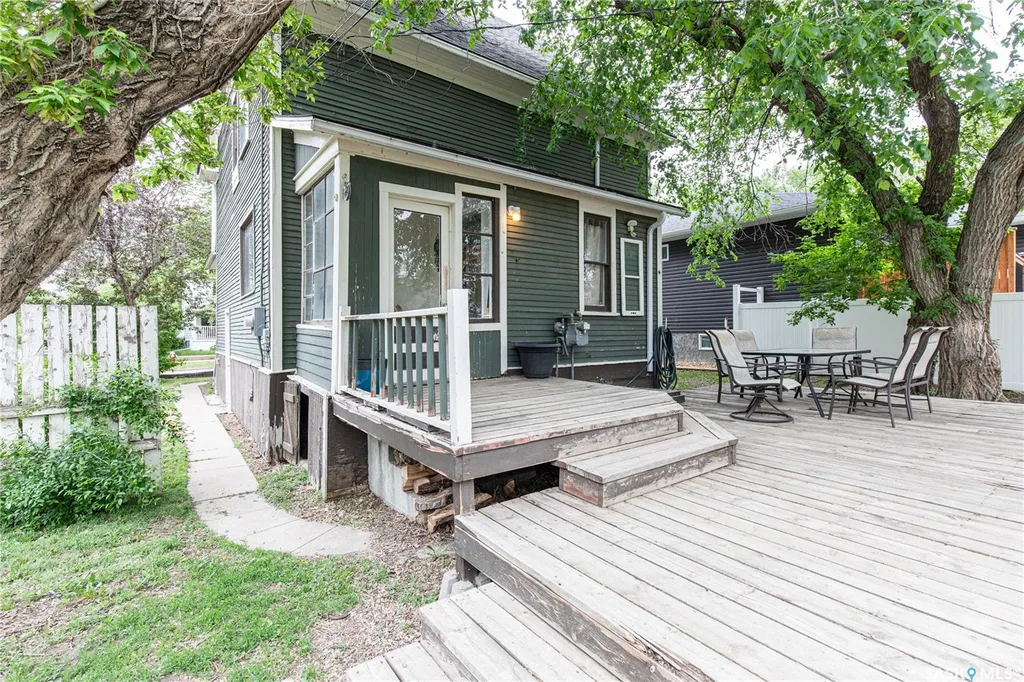 1059 Willow Avenue Moose Jaw SK S6H 1G5