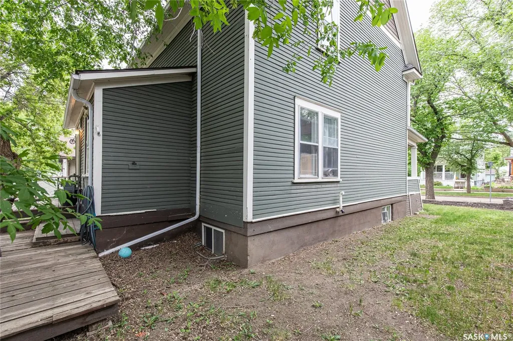 1059 Willow Avenue Moose Jaw SK S6H 1G5