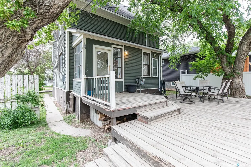 1059 Willow Avenue Moose Jaw SK S6H 1G5