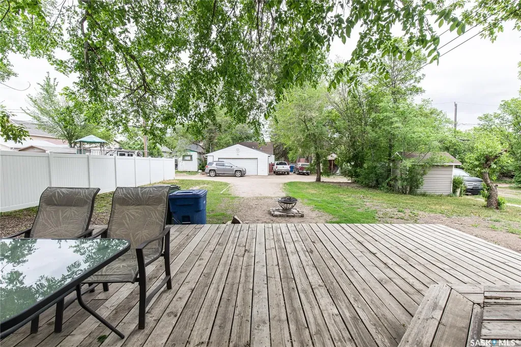1059 Willow Avenue Moose Jaw SK S6H 1G5
