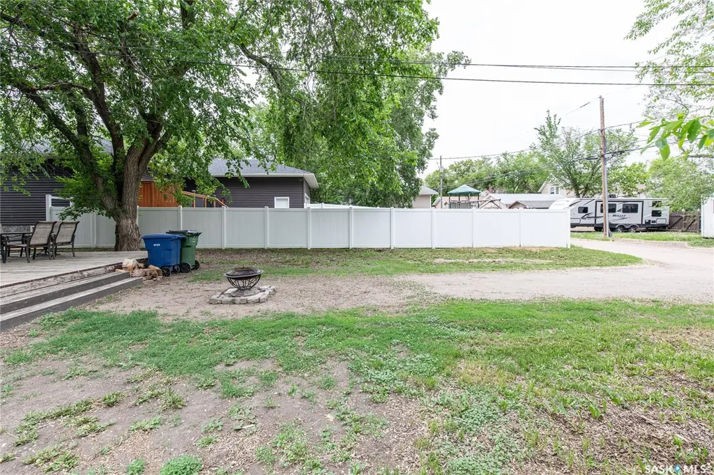 1059 Willow Avenue Moose Jaw SK S6H 1G5