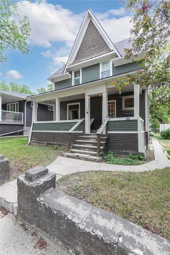 1059 Willow Avenue Moose Jaw SK S6H 1G5