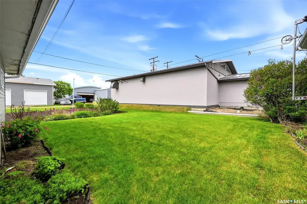 204 1st Avenue Vibank SK S0G 4Y0