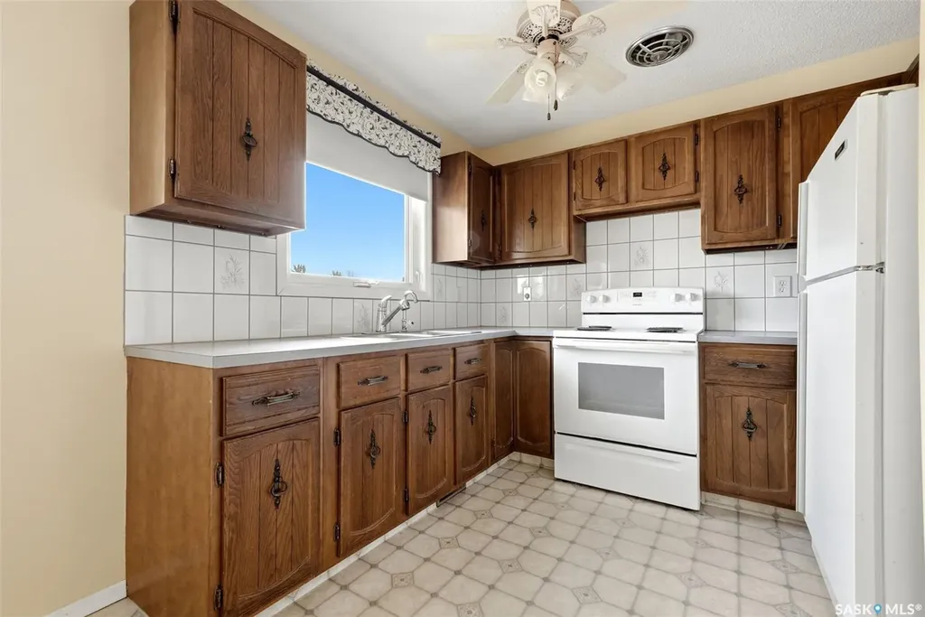 204 1st Avenue Vibank SK S0G 4Y0