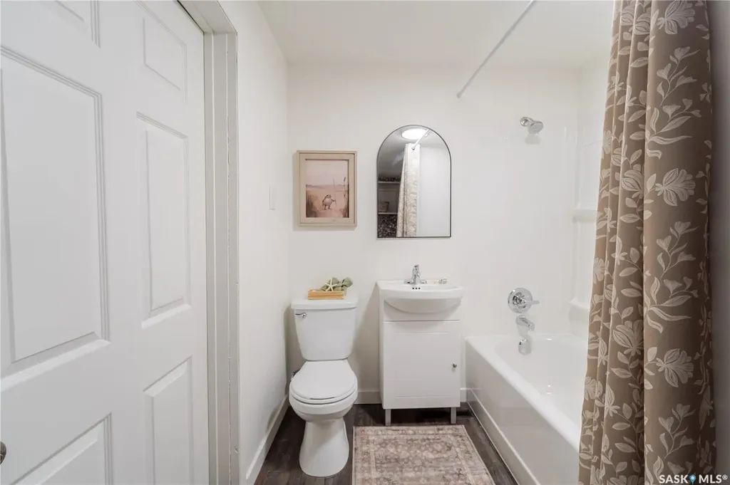 1102 Iroquois Street W Moose Jaw SK S6H 5B9