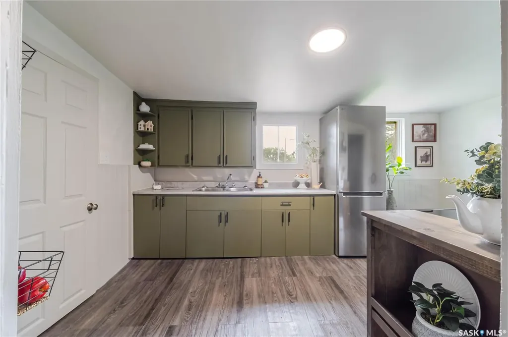 1102 Iroquois Street W Moose Jaw SK S6H 5B9