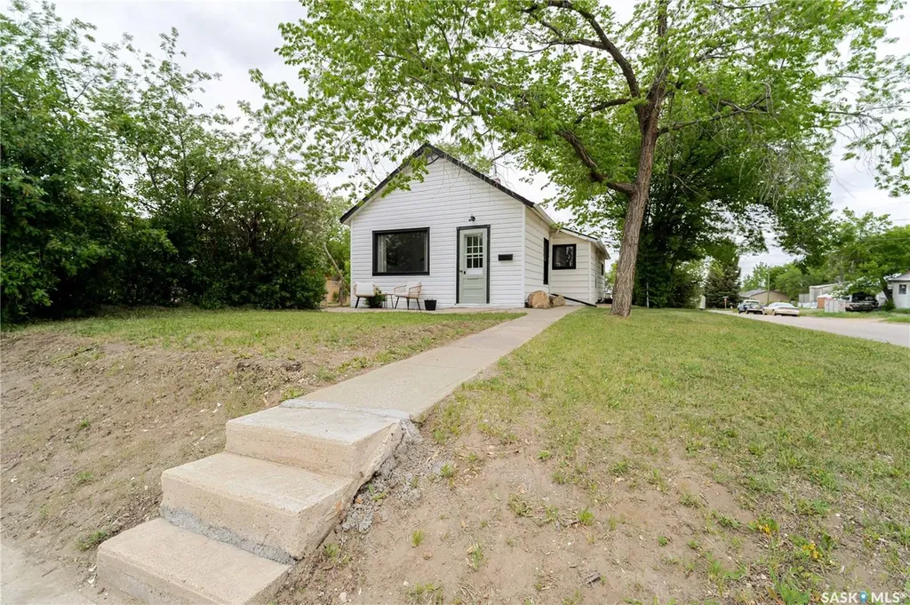 1102 Iroquois Street W Moose Jaw SK S6H 5B9