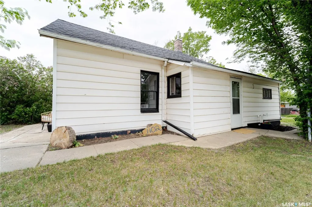 1102 Iroquois Street W Moose Jaw SK S6H 5B9