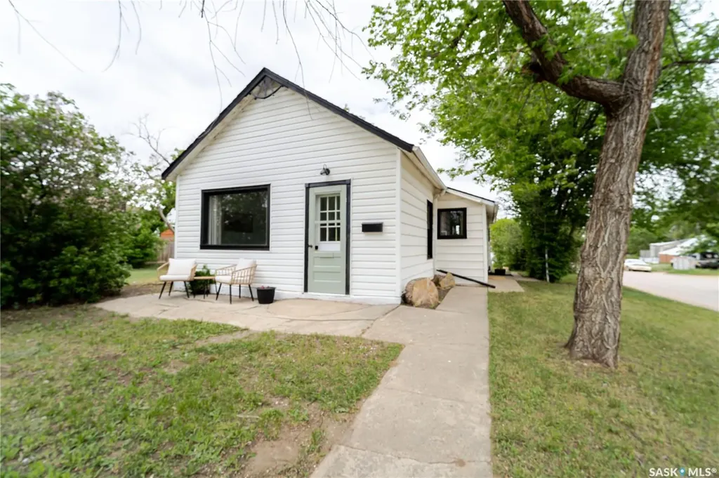 1102 Iroquois Street W Moose Jaw SK S6H 5B9