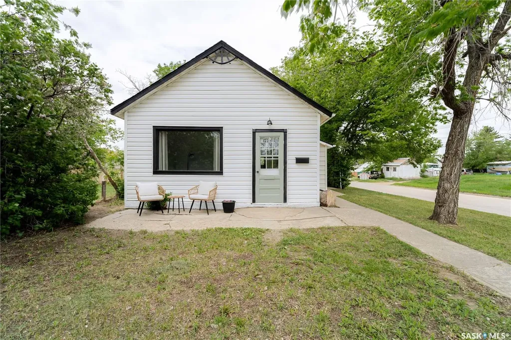 1102 Iroquois Street W Moose Jaw SK S6H 5B9