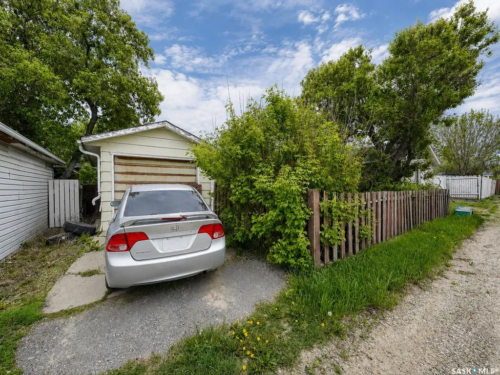 1420 Grosvenor Street Regina SK S4N 1R3