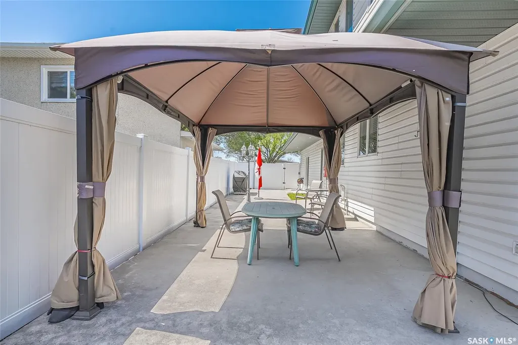 2 Cambridge Crescent Saskatoon SK S7H 3P8