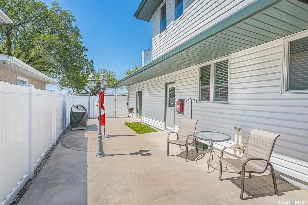 2 Cambridge Crescent Saskatoon SK S7H 3P8