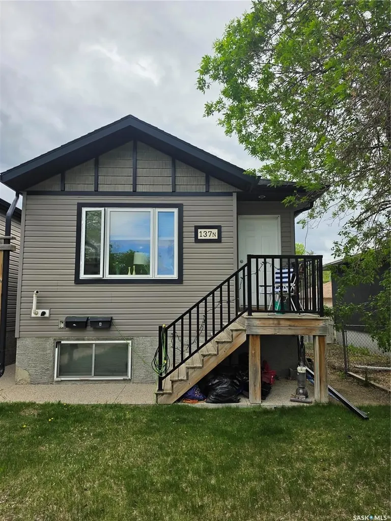 137 St John Street N Regina SK S4R 2V8