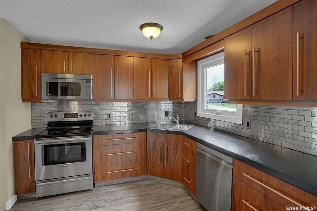 30 Shore Bay Regina SK S4R 7H6
